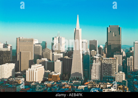 Angolo di alta vista di Transamerica edificio nel centro cittadino di San Francisco California USA Foto Stock