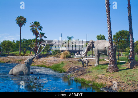 Scena di animale intrappolato in catrame di Rancho La Brea Tar Pits a Los Angeles California USA Foto Stock