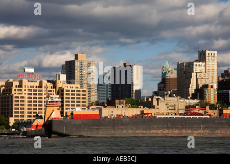 Barge passando Brooklyn Heights visto dalla parte inferiore di Manhattan New York City New York STATI UNITI D'AMERICA Foto Stock