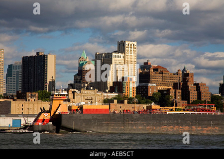 Barge passando Brooklyn Heights visto dalla parte inferiore di Manhattan New York City New York STATI UNITI D'AMERICA Foto Stock