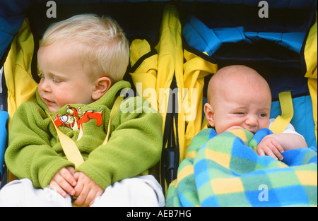 I bambini in una doppia buggy passeggino Foto Stock