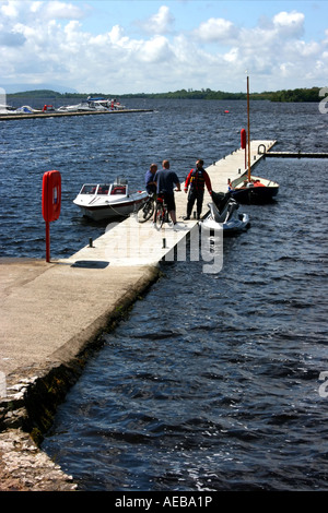 Gli uomini sul molo al Muckross Quay in basso a Lough Erne, County Fermanagh, Irlanda del Nord Foto Stock