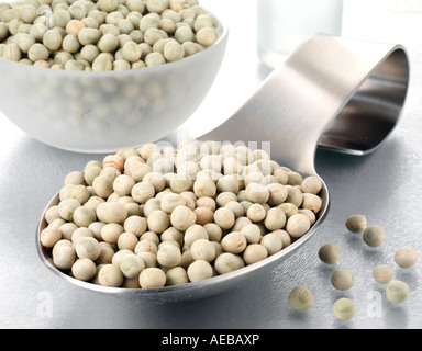Cucchiaio di essiccato di piselli da giardino Foto Stock