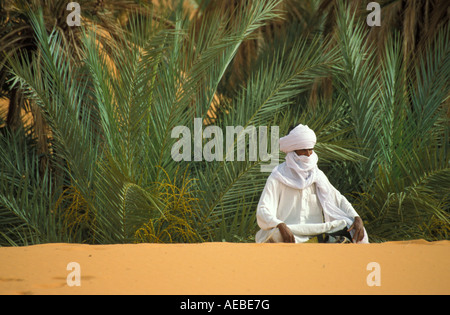 Un Tuareg in Oum al Ma oasis Ubari erg regione Sahara Libia Foto Stock