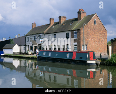 Inglese tradizionale narrowboat sul fiume Avon vicino a Stratford upon avon, Inghilterra. Foto Stock