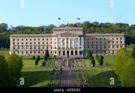 Stormont edificio del Parlamento a Belfast battenti la regina s Royal Standard Flag per significare la sua presenza in Irlanda del Nord Foto Stock