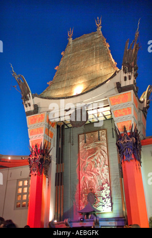 La facciata esterna del Grauman Chinese Theatre di Hollywood Los Angeles California USA Foto Stock