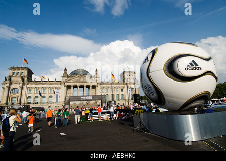 Grande calcio Adidas nel mondo del calcio di fronte il palazzo del Reichstag durante la Word Cup 2006 a Berlino Germania Foto Stock