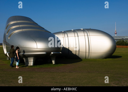 Grande scultura di scarpe da calcio a Berlino durante il FIFA Football World Cup 2006 Foto Stock