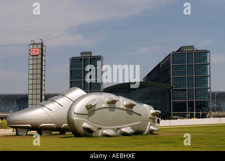 Grande scultura di scarpe da calcio e nuova Hauptbahnhof stazione ferroviaria a Berlino durante la Coppa del Mondo di calcio 2006 Foto Stock