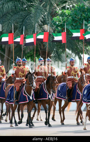 Abu Dhabi soldati a cavallo in una sfilata Foto Stock