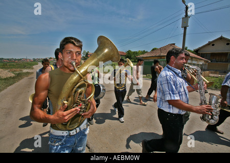 Un matrimonio gitano è basato sulla musica dance e partite di alcole la sposa e lo sposo prendono le loro famiglie nelle strade e danza Foto Stock