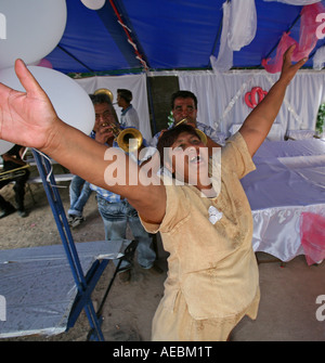 Un matrimonio gitano è basato sulla musica dance e partite di alcole la sposa e lo sposo prendono le loro famiglie nelle strade e danza Foto Stock