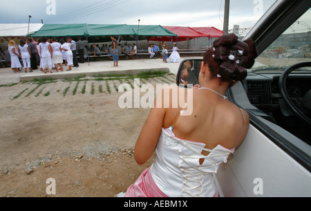 Un matrimonio gitano è basato sulla musica dance e partite di alcole la sposa e lo sposo prendono le loro famiglie nelle strade e danza Foto Stock