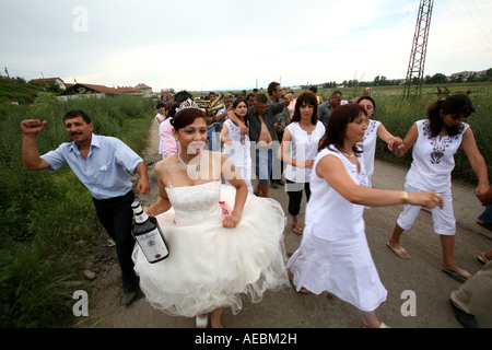 Un matrimonio gitano è basato sulla musica dance e partite di alcole la sposa e lo sposo prendono le loro famiglie nelle strade e danza Foto Stock