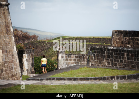La donna si erge tra pareti di Brimstone Hill Fort St Kitts e Nevis Isole dei Caraibi West Indies Foto Stock