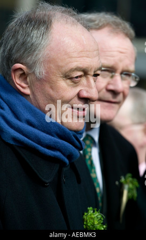 Il sindaco di Londra Ken Livingstone e Sinn Fein è Martin McGuinness a san Patrizio parade, London, England, Regno Unito Foto Stock