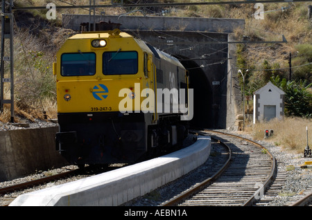 Treno lascia un tunnel in El Chorro stazione ferroviaria in Andalusia Foto Stock