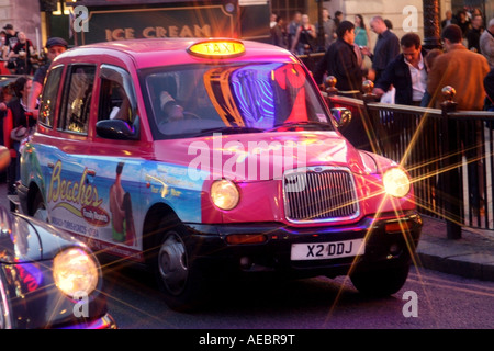 Taxi a Londra di Notte Foto Stock