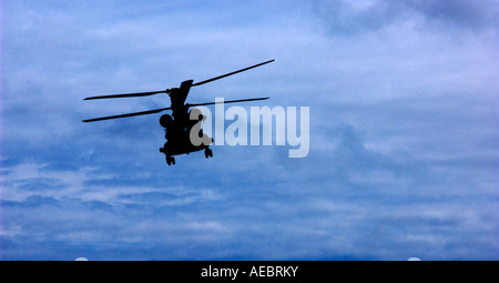 Boeing Chinook HC 2 elicottero in silhouette contro un cielo blu scuro. Foto Stock