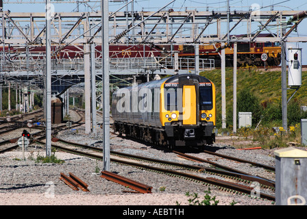 Desiro Electric Treno in avvicinamento a Nuneaton stazione, Warwickshire, Inghilterra, Regno Unito Foto Stock