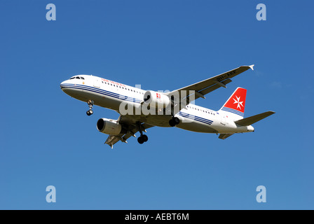 Air Malta un aeromobile di tipo Airbus A320 si avvicina all'Aeroporto Internazionale di Birmingham, West Midlands, England, Regno Unito Foto Stock