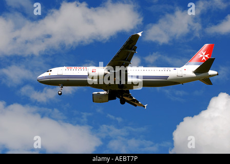 Air Malta un aeromobile di tipo Airbus A320 si avvicina all'Aeroporto Internazionale di Birmingham, West Midlands, England, Regno Unito Foto Stock