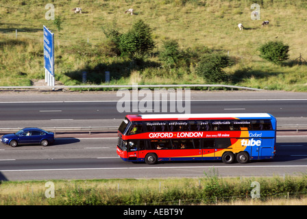 Tubo di Oxford servizio di pullman di linea per Londra sulla autostrada M40, Oxfordshire, England, Regno Unito Foto Stock