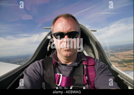 Uomo dentro la cabina di pilotaggio di un aliante a 3000 piedi Foto Stock