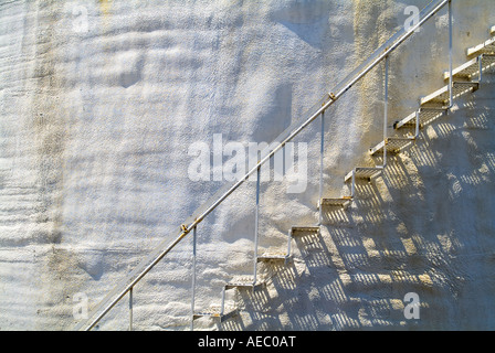 Scale di metallo sul vecchio arrugginito accidentato stucco bianco parete curva, STATI UNITI D'AMERICA Foto Stock