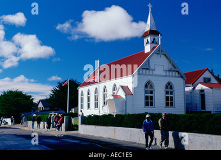 La gente camminare lungo la strada principale di Port Stanley nelle isole Falkland Foto Stock