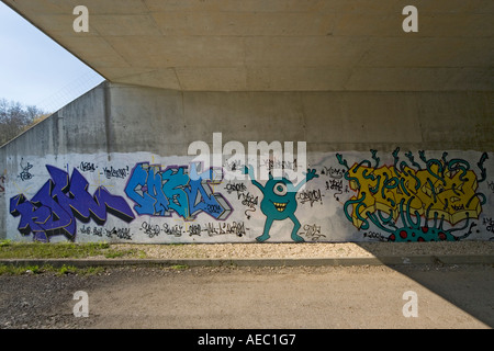 Un pezzo di graffiti sotto un ponte autostradale (Cher - Francia). Graffiti sous un pont autoroutier (Cher 18 - Francia). Foto Stock