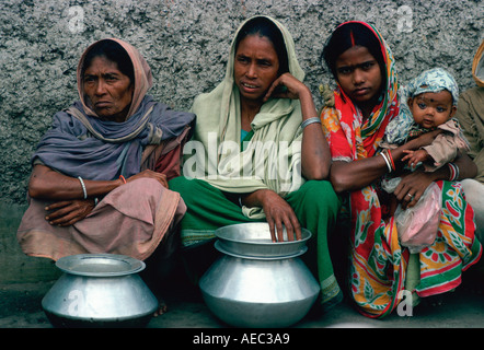 Donna in coda per cibo a madre Teresas missione in Calcutta India Foto Stock