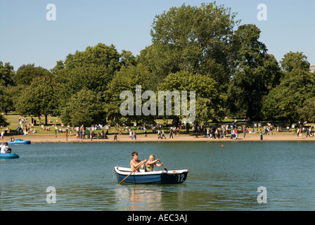 Barche a serpentina in Hyde Park, London, England, Regno Unito Foto Stock