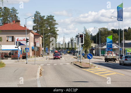 Il traffico sul villaggio strada principale Sotkamo Finlandia Foto Stock