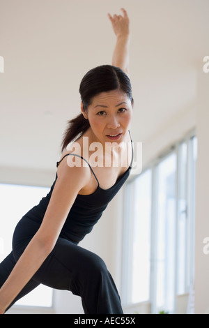 Di mezza età asiatica ballerino femmina pratica Foto Stock