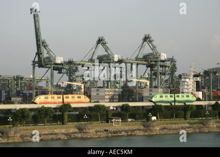 Il Sentosa Express treno monorotaia viaggi passato habourl in Singapore. Foto Stock