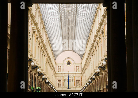 Galeries Royales Saint Hurbert costruito 1846 da Jean Pierre Cluysenaer mostra dal soffitto in vetro Bruxelles Belgio Foto Stock