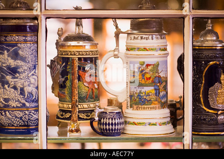 La birra steins nella vetrina di un negozio Solvang Santa Ynez Valley vicino a Santa Barbara in California Foto Stock