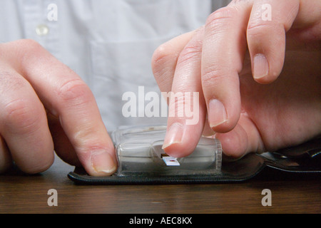 Paziente del diabete estrae il sangue dal suo dito per il test del glucosio dei livelli di zucchero. Foto Stock