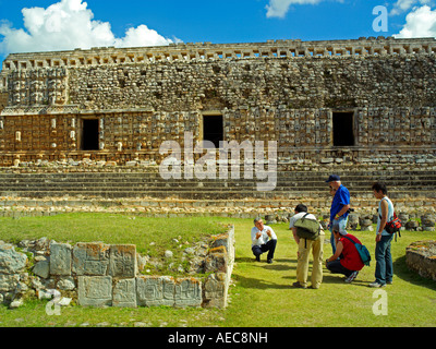 Un tour guida per spiegare le iscrizioni presso il palazzo di maschere in Kabah Foto Stock