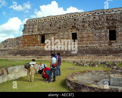 Un tour guida per spiegare le iscrizioni presso il palazzo di maschere in Kabah Foto Stock