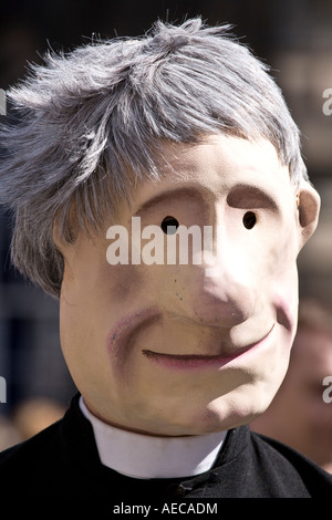 Un uomo vestito con un abito con un buffo cappello e Ombrello giapponese  Sakura Matsura un giapponese street fair in Washington DC Foto stock - Alamy