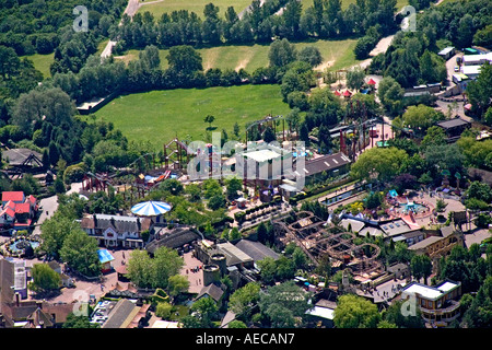 Vista aerea di Thorpe Park con il roller coaster colosso da Abbey Lago Staines Road Chertsey Surrey in Inghilterra Foto Stock