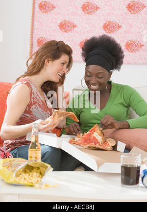 Due donne mangiare la pizza Foto Stock