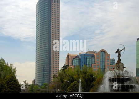 In contrasto stili di costruzione sul Paseo de la Reforma in Città del Messico, con Diana cacciatrice per la sua fontana in primo piano Foto Stock