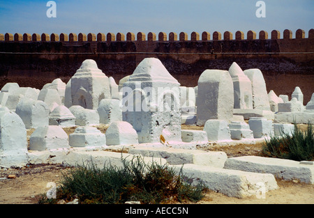 Kairouan Tunisia Grande moschea e cimitero musulmano Foto Stock