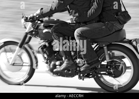 "Giovane in sella a una modificata e aggiornata ^1950s Vincent Rapide ^998 cc "V twin' motociclo. (Velocità blur.)" Foto Stock