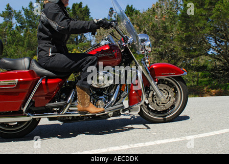 'Un 'Media di età' donna a cavallo di un "Harley Davidson' 'Road King' 'V twin' motociclo, California' Foto Stock