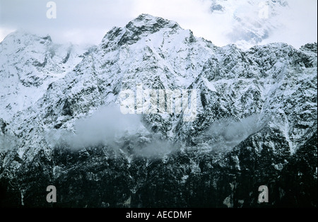 Nuvoloso scena di Manaslu Himal come visto da Danaque Annapurna Conservation Area Nepal Foto Stock